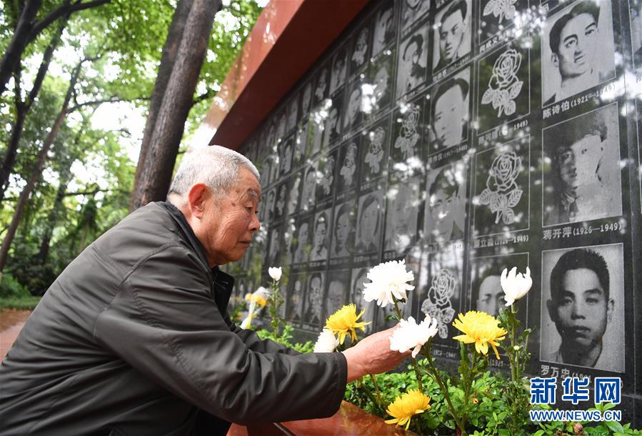 重庆市民廖杨峰在重庆歌乐山烈士陵园献花缅怀革命先烈(4月6日摄).