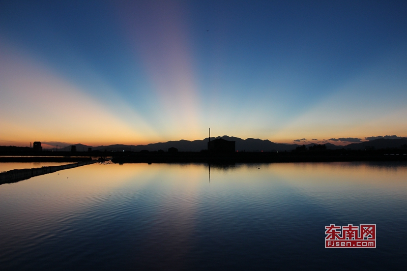 泉港山腰盐场:台风蓝 夕阳红 天空之境"盐"值爆表