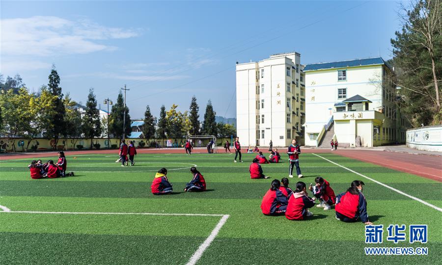 2月28日,六盘水六枝特区月亮河乡第一中学的学生在操场上休憩.