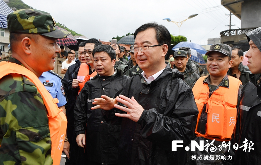 王宁在长乐市江田镇三溪村检查指导防暴雨洪涝工作.记者黄立新 摄