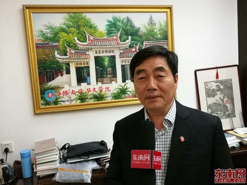 华侨大学华文学院院长胡培安接受东南网记者采访