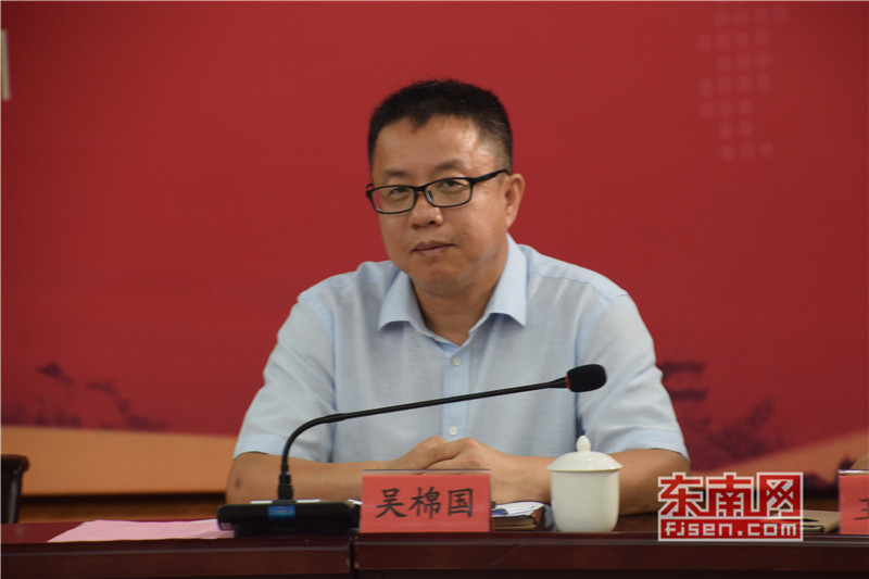 座谈会由致公党福建省委专职副主委吴棉国主持.