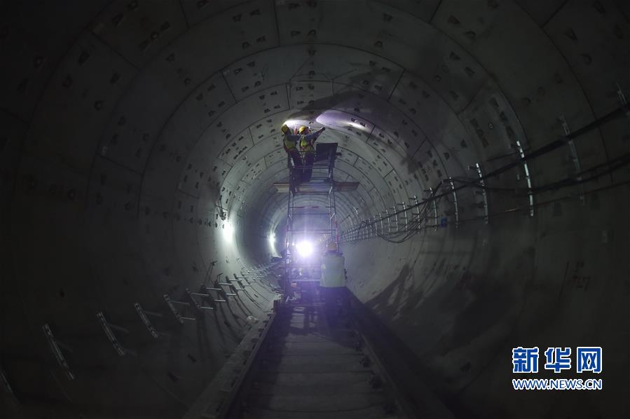 6月13日,工人在福州地铁2号线闽侯上街站施工现场作业.