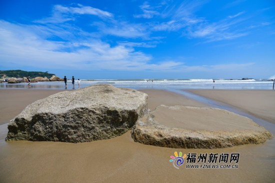 在長樂南澳海灘擁抱大海