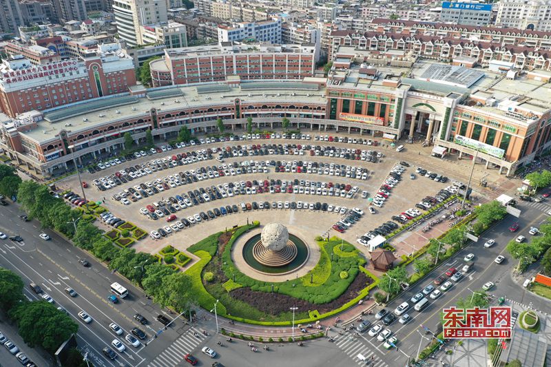 航拍泉州丰泽广场:"wifi"信号满格