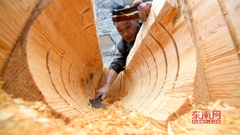 村民们正在制作古法手工压榨机,让传统和现代并存,是难以割舍的眷恋.