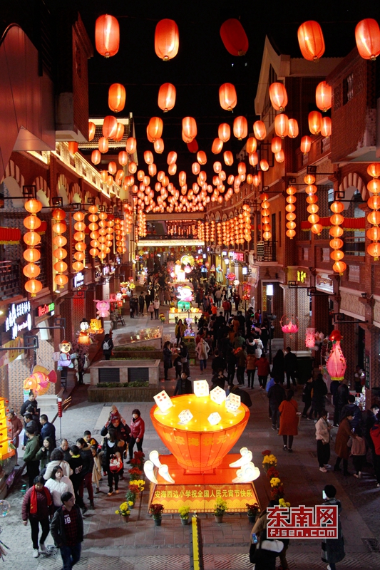2月17日,晋江安海三里街,在红灯笼串的衬托下,非常喜庆.