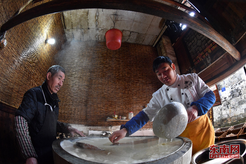 每天的第一锅和平游浆豆腐,黄东华的父亲黄孝廉(左)在旁言传身教